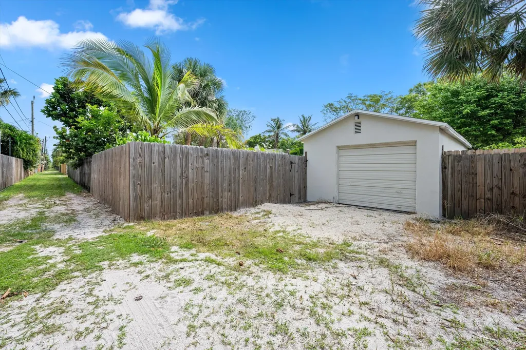 611 N Palmway Lake Worth Beach FL 33460
