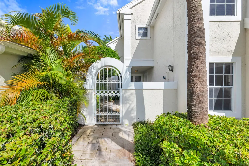 22 Selby Lane Palm Beach Gardens FL 33418