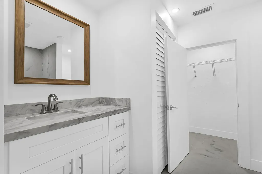 261 NE 45th Street Oakland Park FL 33334