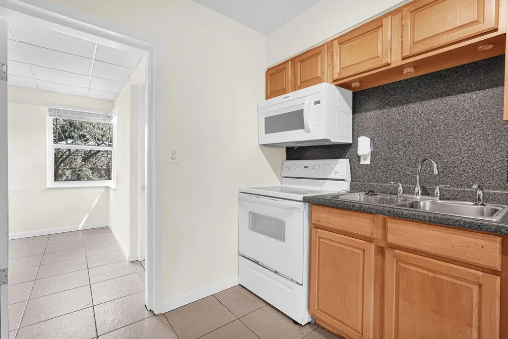 261 NE 45th Street Oakland Park FL 33334