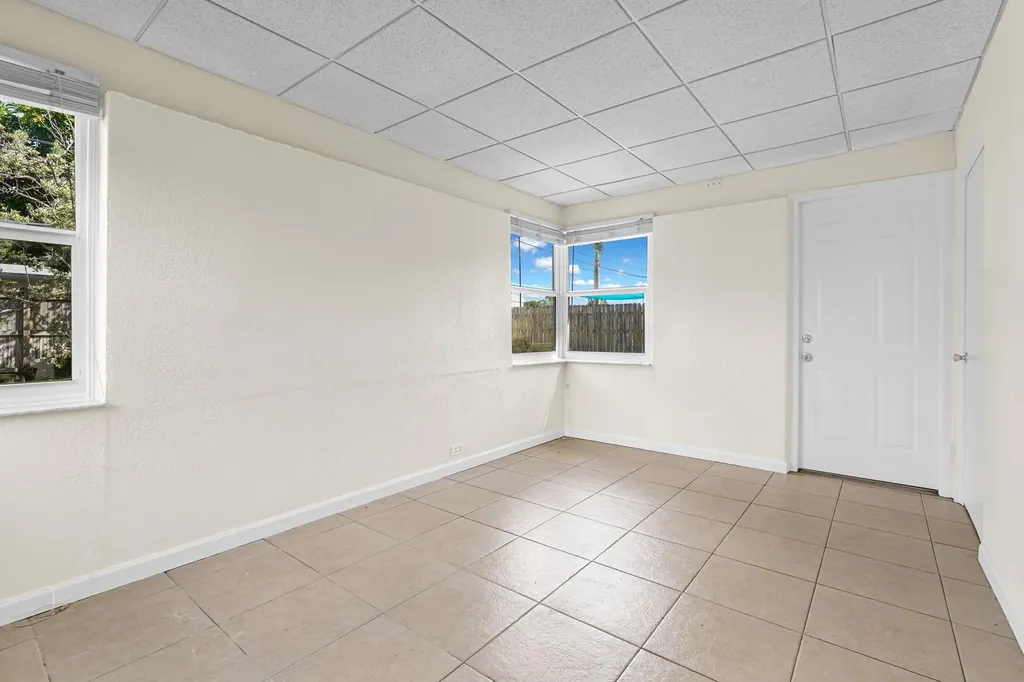 261 NE 45th Street Oakland Park FL 33334