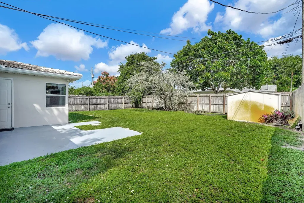 261 NE 45th Street Oakland Park FL 33334