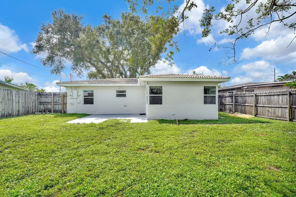 261 NE 45th Street Oakland Park FL 33334