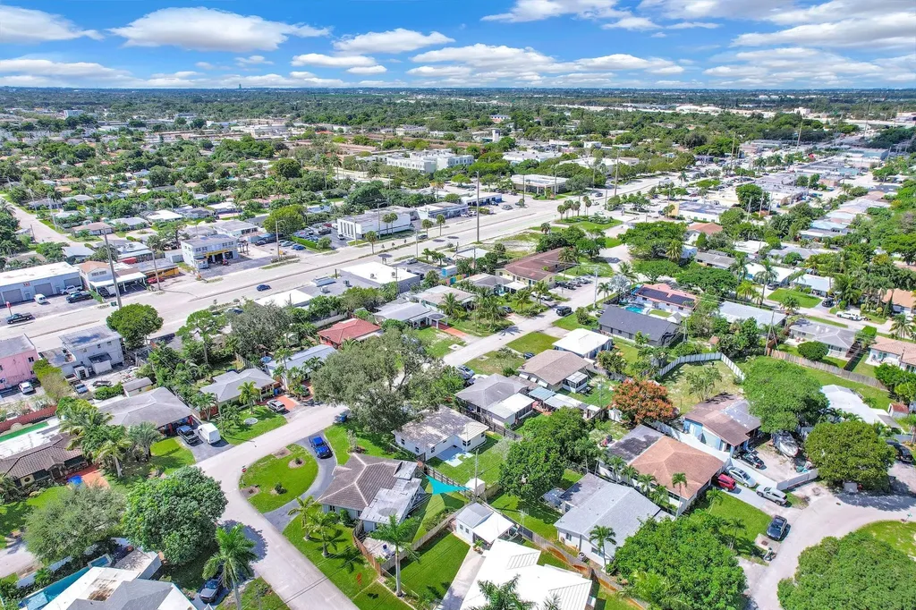 261 NE 45th Street Oakland Park FL 33334