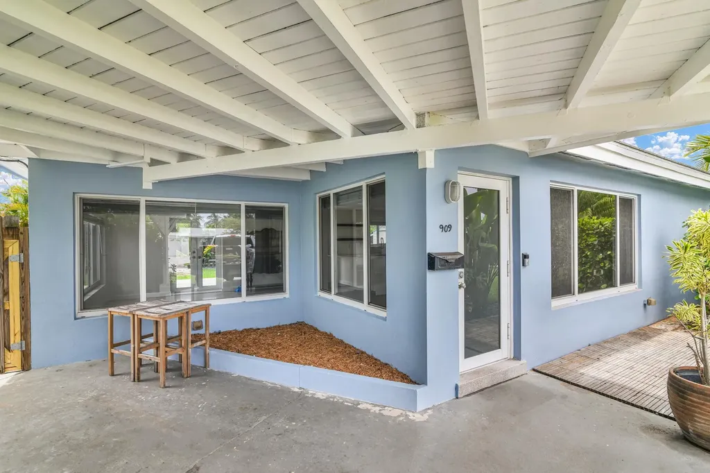 909 SE 16 Place Deerfield Beach FL 33441