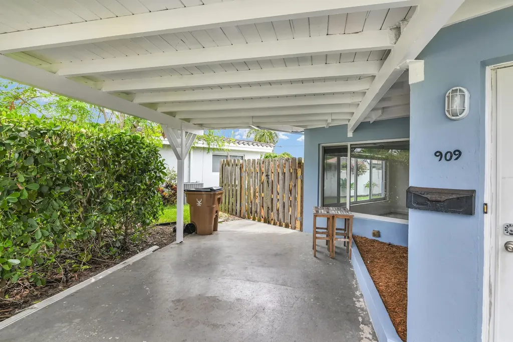 909 SE 16 Place Deerfield Beach FL 33441