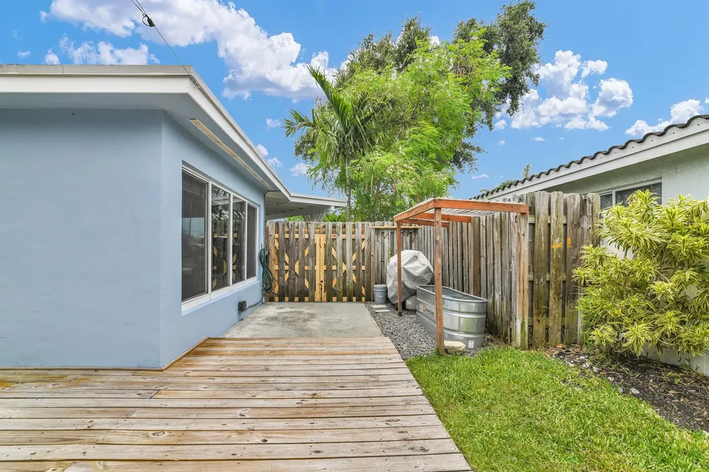 909 SE 16 Place Deerfield Beach FL 33441