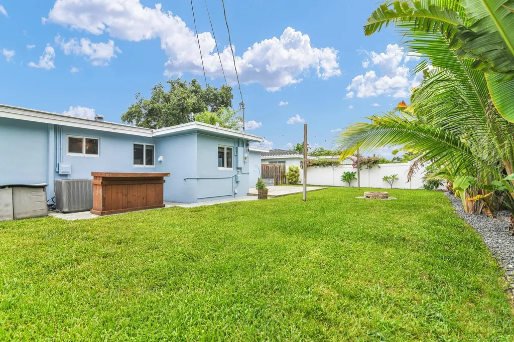 909 SE 16 Place Deerfield Beach FL 33441