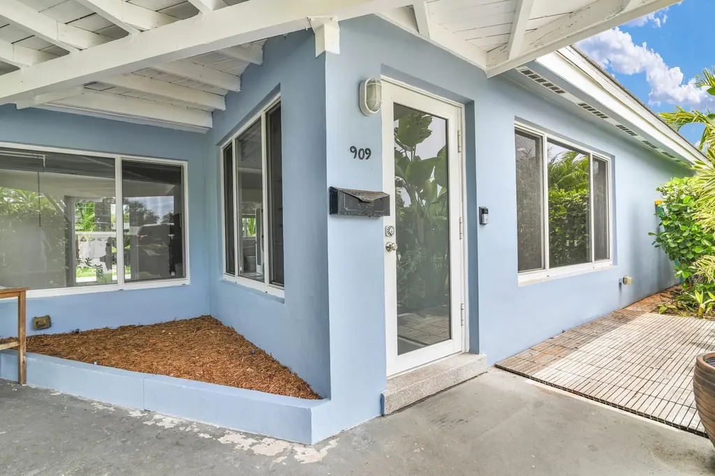 909 SE 16 Place Deerfield Beach FL 33441
