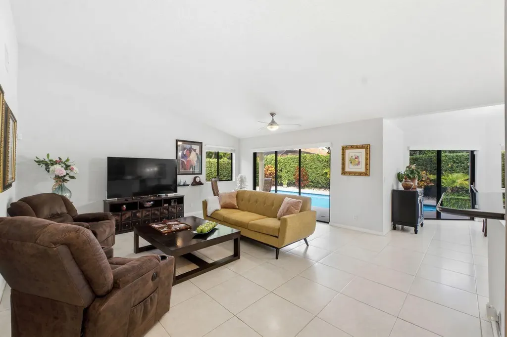 2719 Oak Tree Lane Oakland Park FL 33309