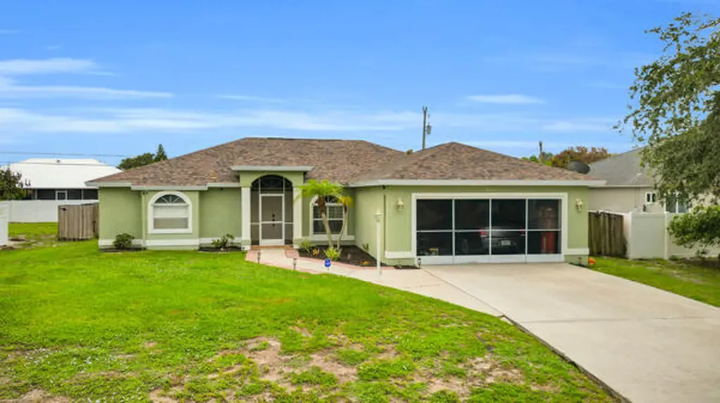 844 SW Hamberland Avenue Port St Lucie FL 34953