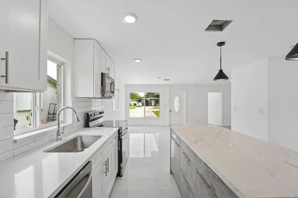 537 NW 2nd Terrace Deerfield Beach FL 33441