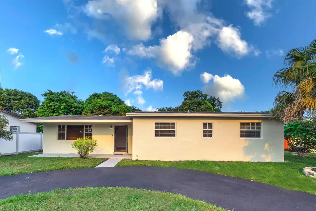 301 N 65th Way Hollywood FL 33024