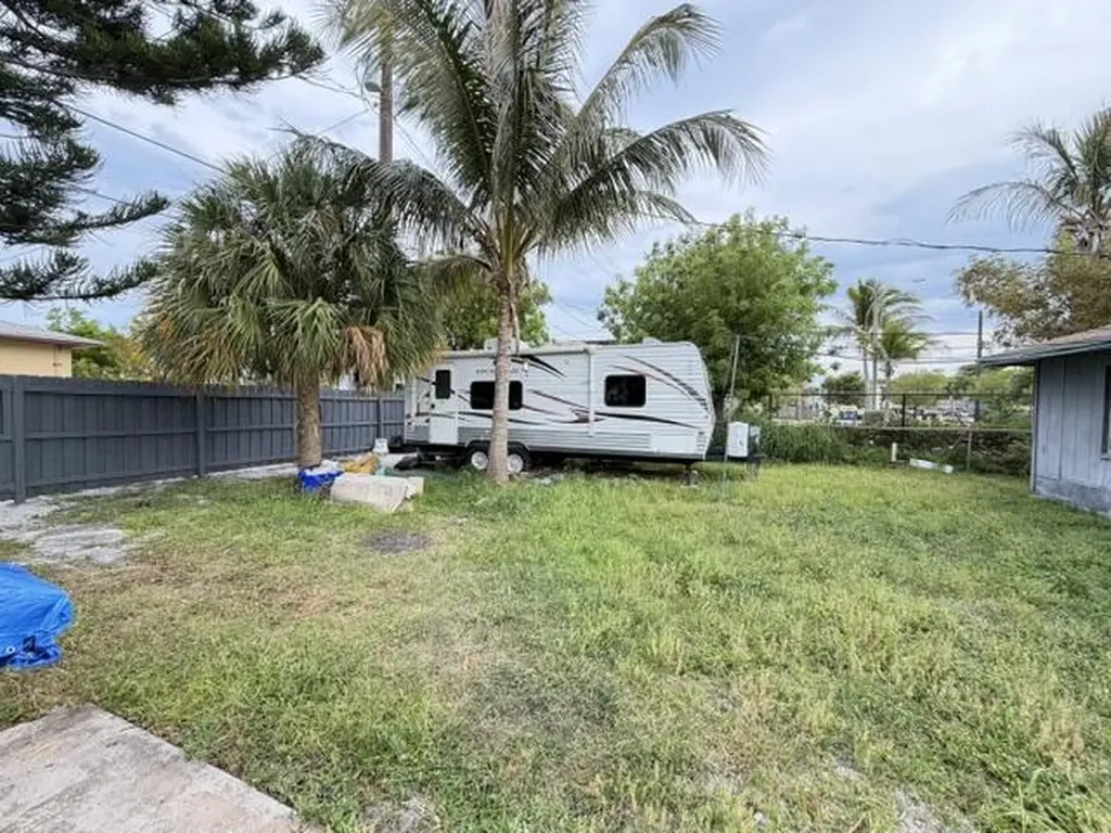 714 S H Street Lake Worth Beach FL 33460