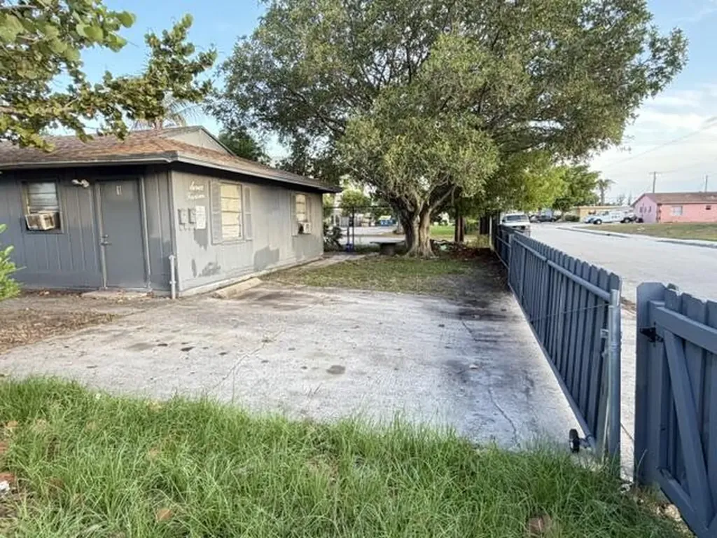 714 S H Street Lake Worth Beach FL 33460