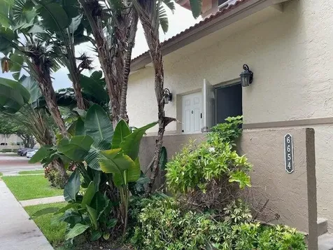 6654 Via Regina Boca Raton FL 33433