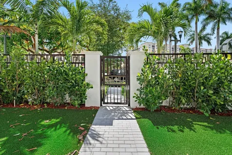 220 SE Mizner Boulevard Boca Raton FL 33432