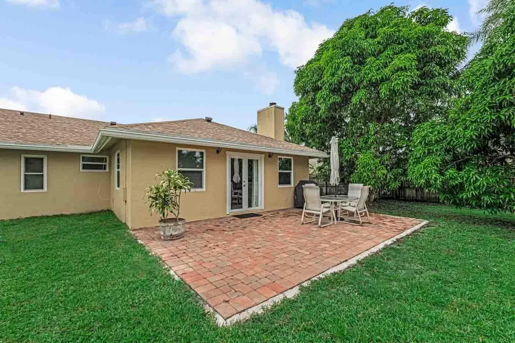 427 Las Palmas Street Royal Palm Beach FL 33411