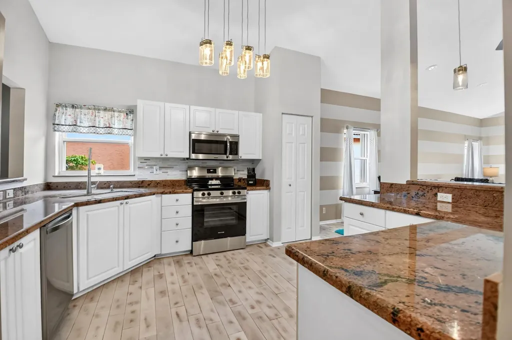 8021 Via Hacienda Riviera Beach FL 33418
