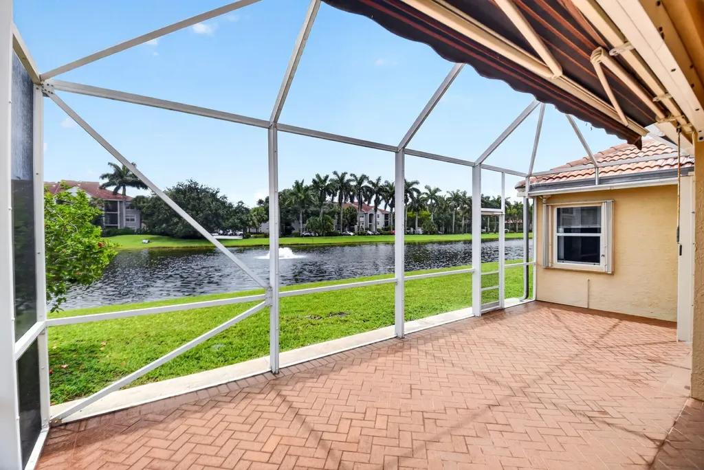 8021 Via Hacienda Riviera Beach FL 33418