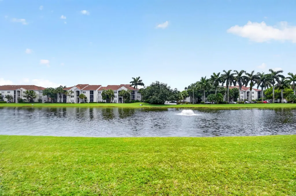 8021 Via Hacienda Riviera Beach FL 33418