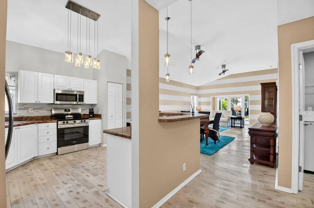 8021 Via Hacienda Riviera Beach FL 33418