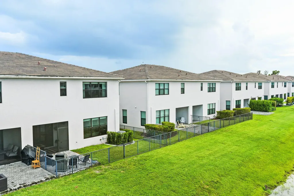 8697 Corvus Lake Worth FL 33467