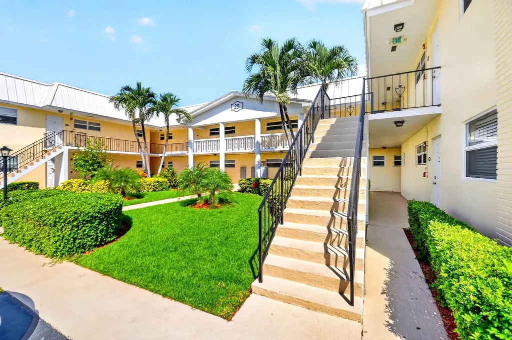 25 Colonial Club Drive Boynton Beach FL 33435