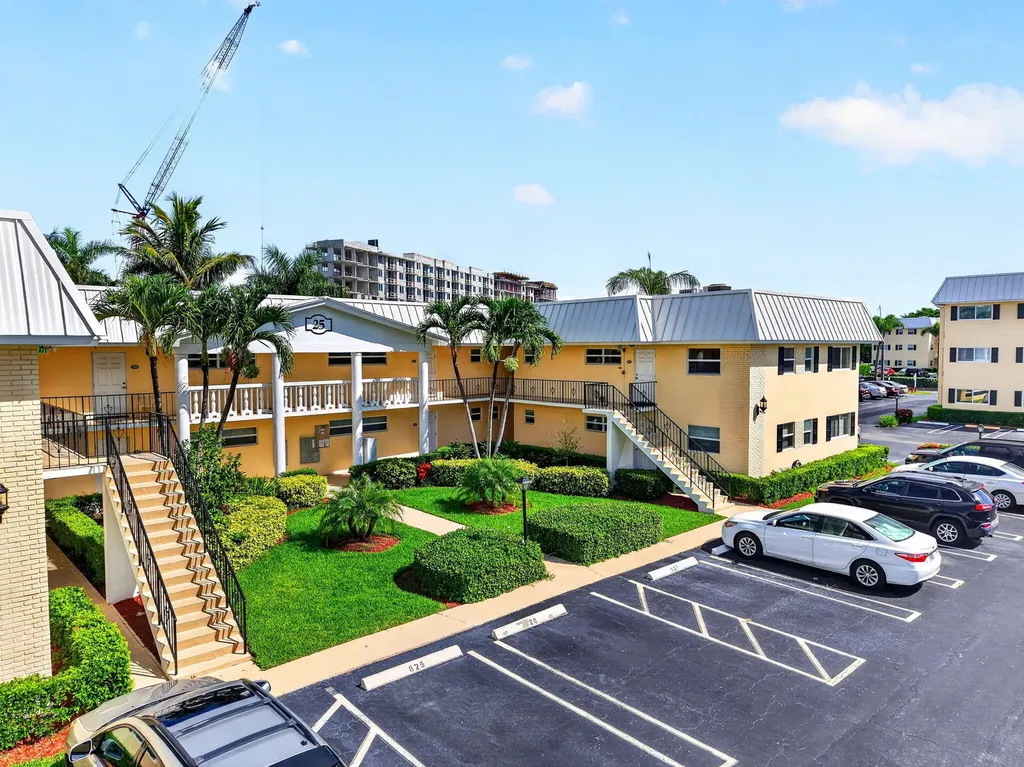 25 Colonial Club Drive Boynton Beach FL 33435