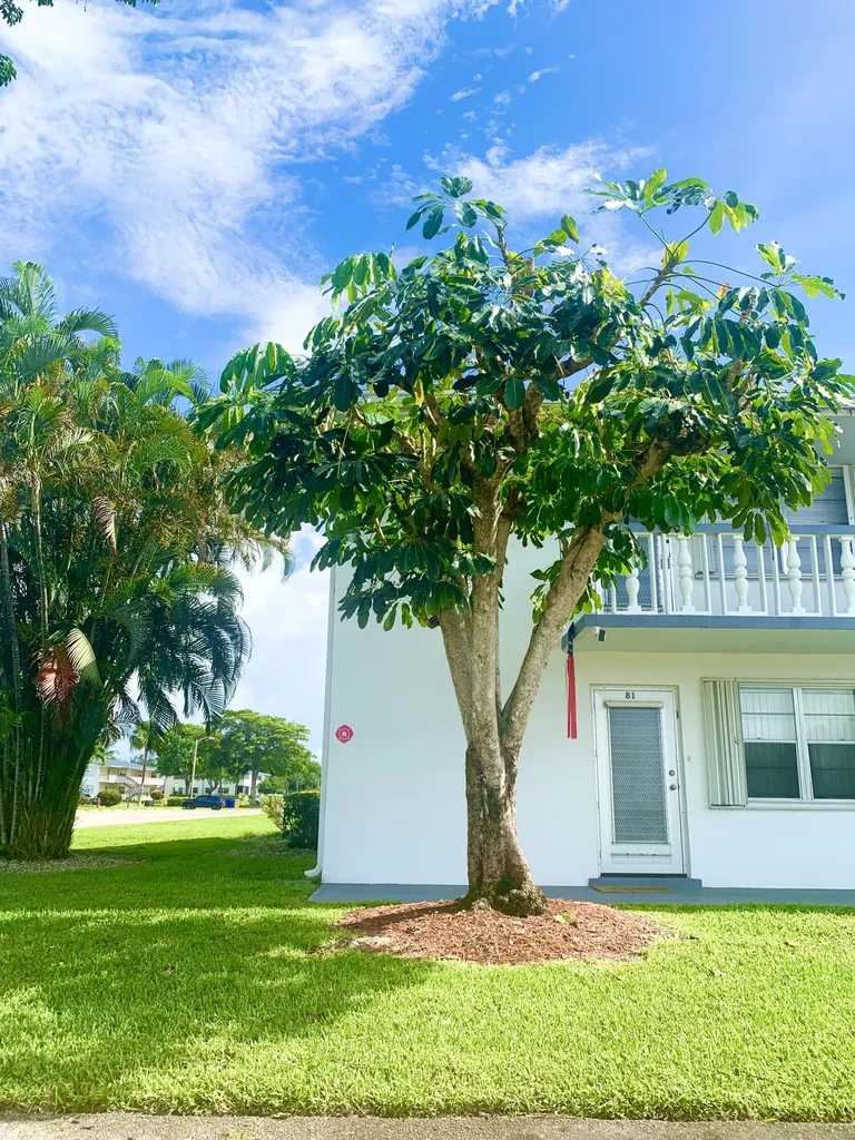 81 Kingswood E West Palm Beach FL 33417