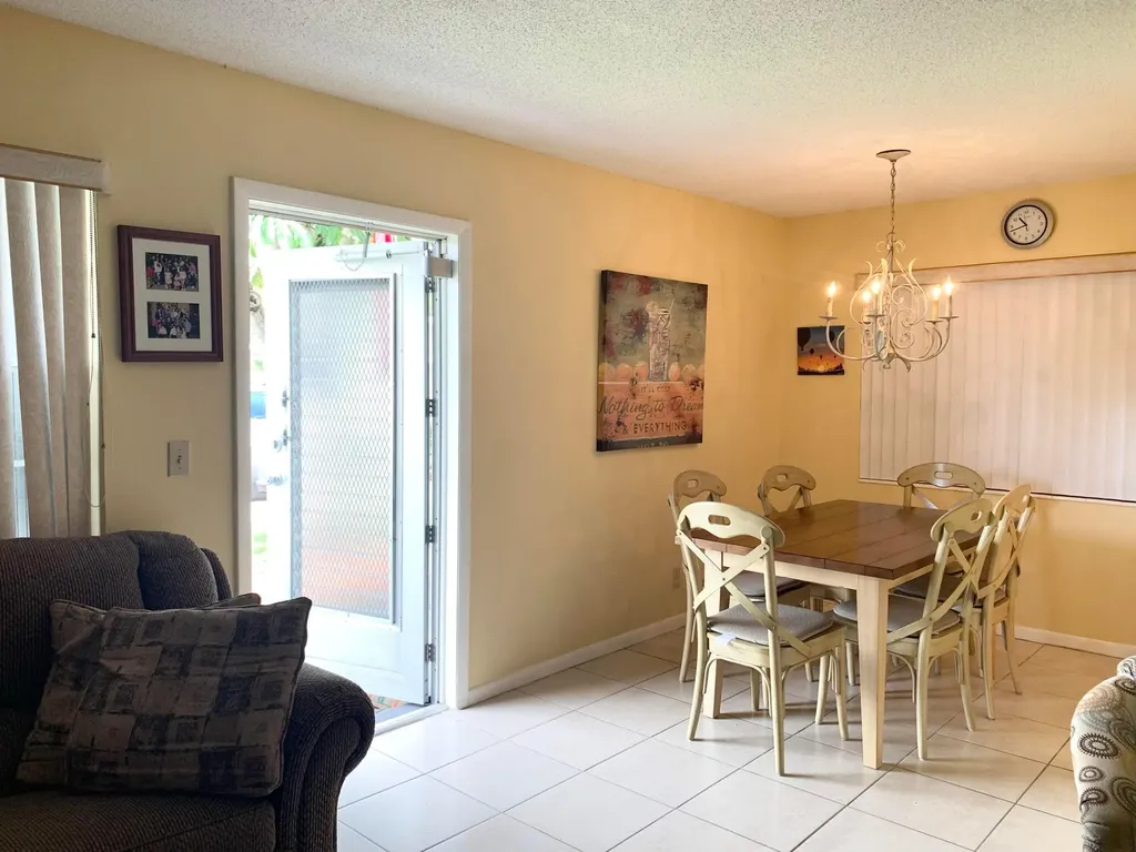81 Kingswood E West Palm Beach FL 33417