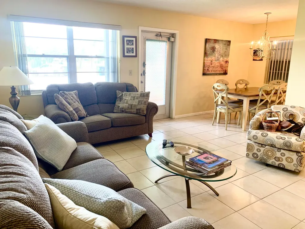 81 Kingswood E West Palm Beach FL 33417