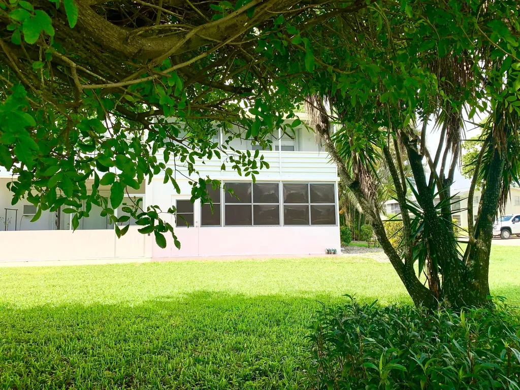 81 Kingswood E West Palm Beach FL 33417