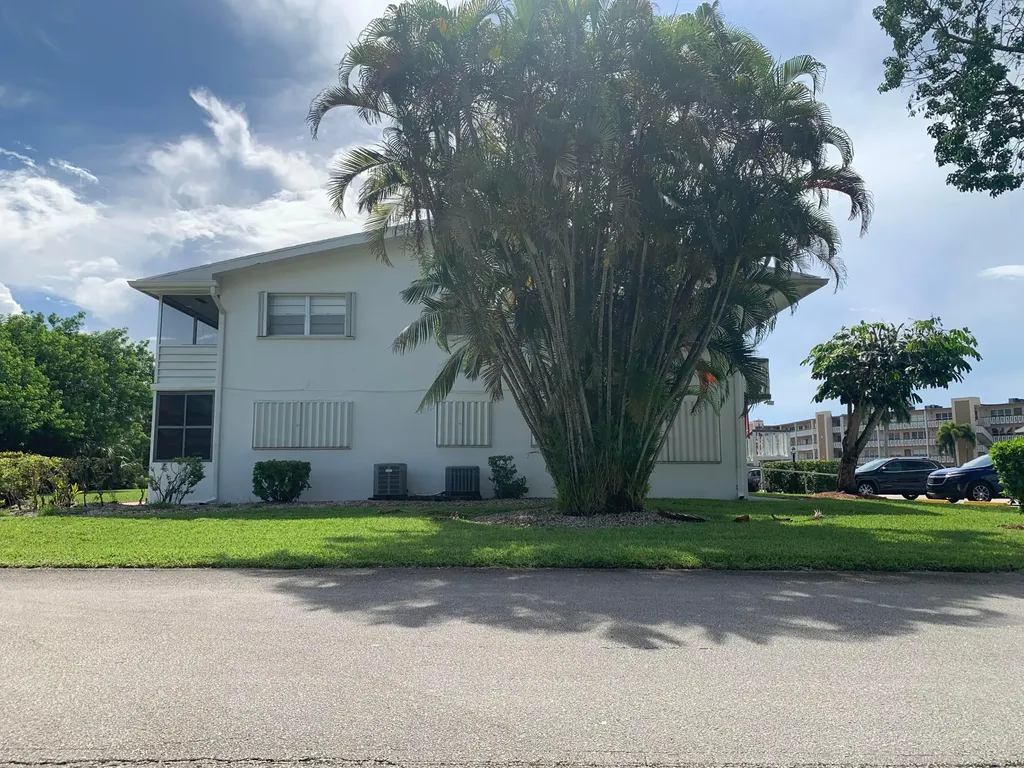 81 Kingswood E West Palm Beach FL 33417
