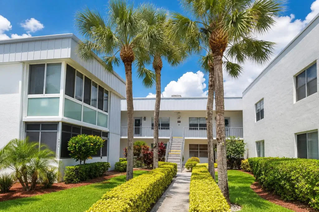 567 Burgundy L Delray Beach FL 33484