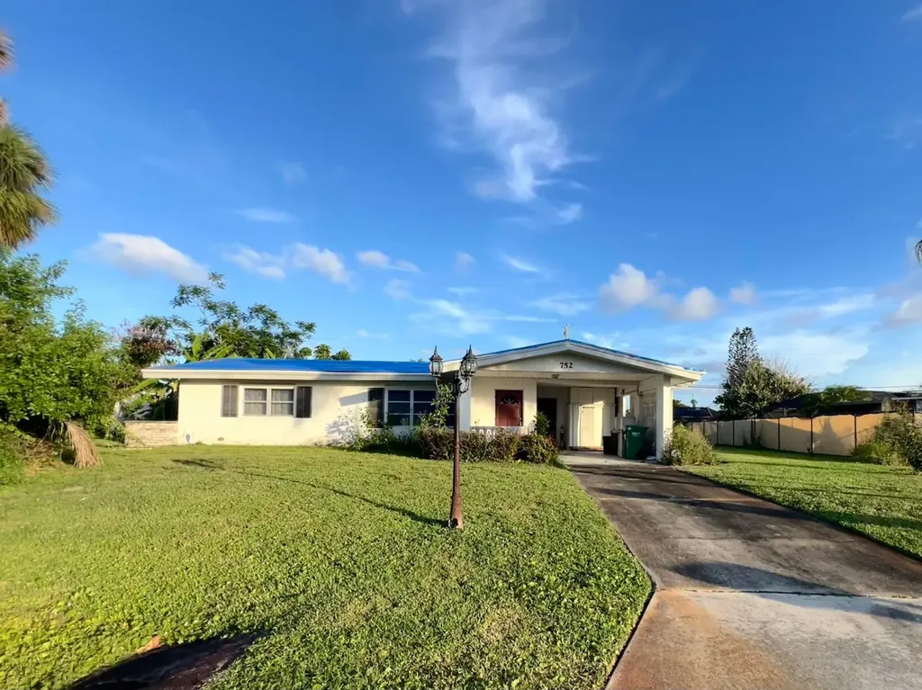 752 Oak Street Port St Lucie FL 34952