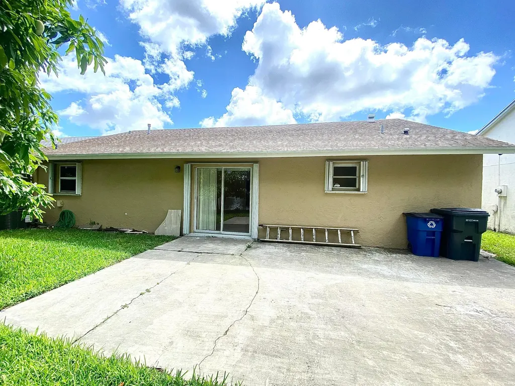 5314 Blueberry Hill Avenue Lake Worth FL 33463