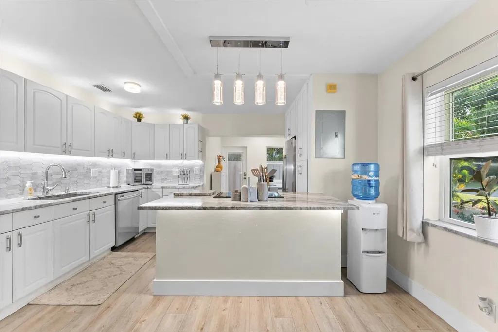 636 NE 16th Court Fort Lauderdale FL 33305