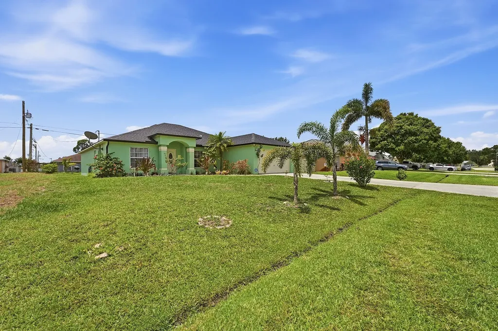 1842 SW Penrose Avenue Port St Lucie FL 34953