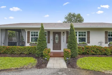2205 W Pineridge Court Delray Beach FL 33444