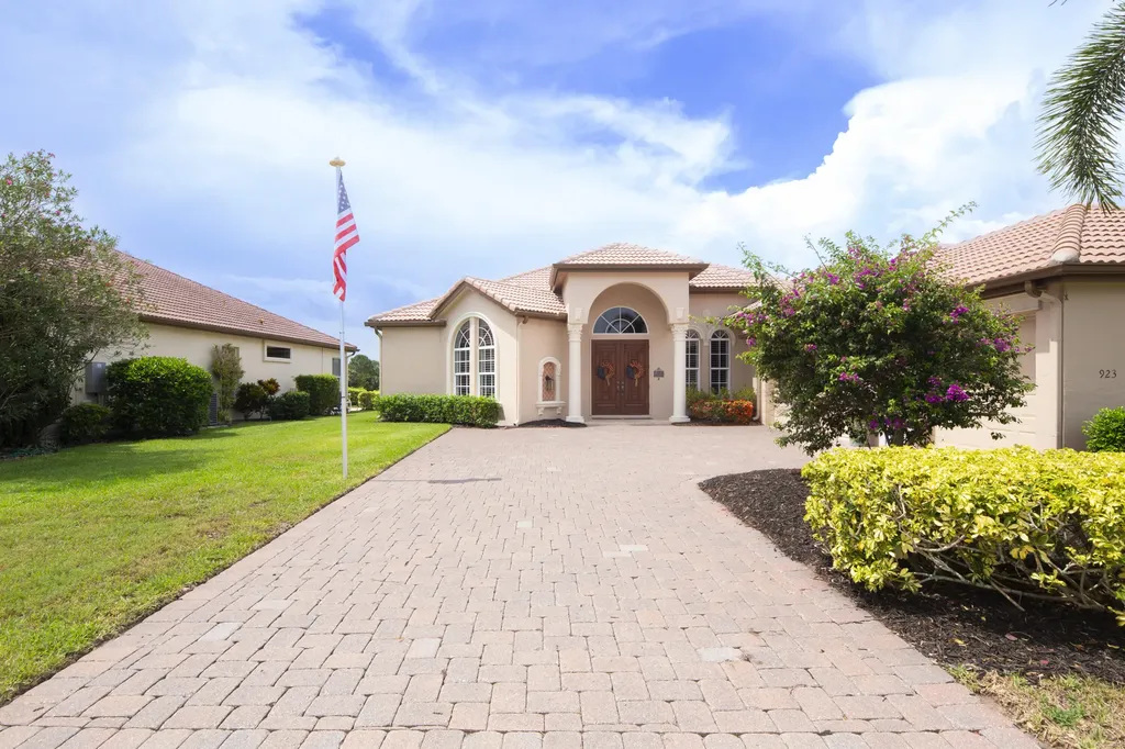 923 SW Grand Reserves Boulevard Port St Lucie FL 34986