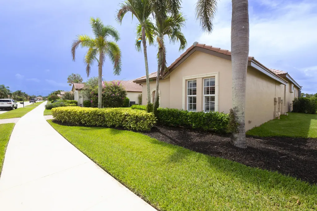 923 SW Grand Reserves Boulevard Port St Lucie FL 34986
