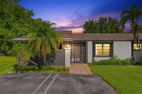 10 Seneca Court Royal Palm Beach FL 33411