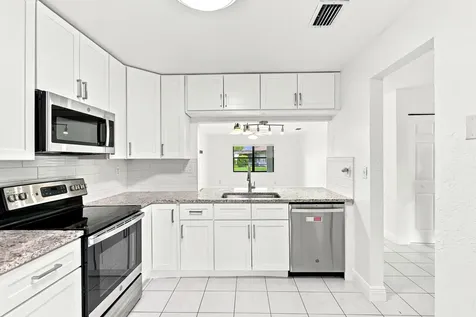 10 Seneca Court Royal Palm Beach FL 33411