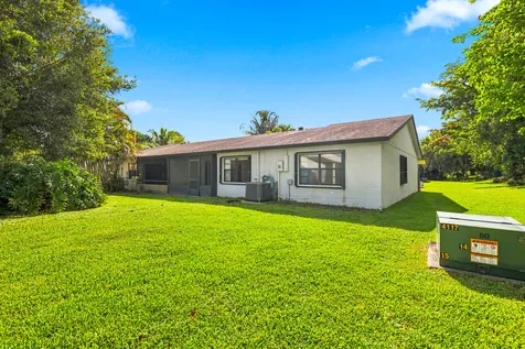 10 Seneca Court Royal Palm Beach FL 33411