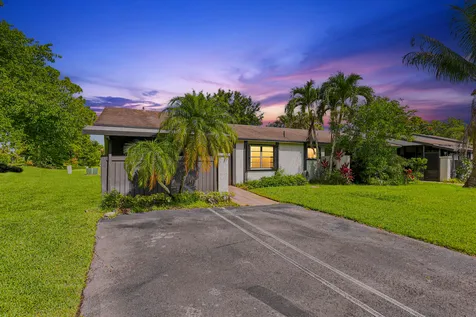 10 Seneca Court Royal Palm Beach FL 33411