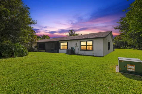 10 Seneca Court Royal Palm Beach FL 33411