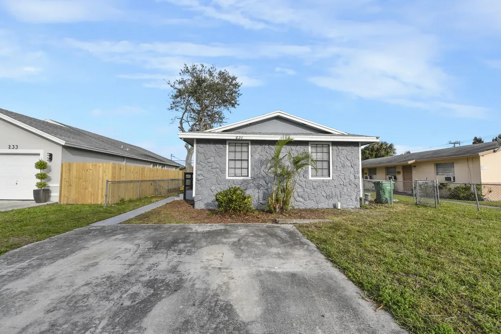 237 SW 11th Avenue Delray Beach FL 33444