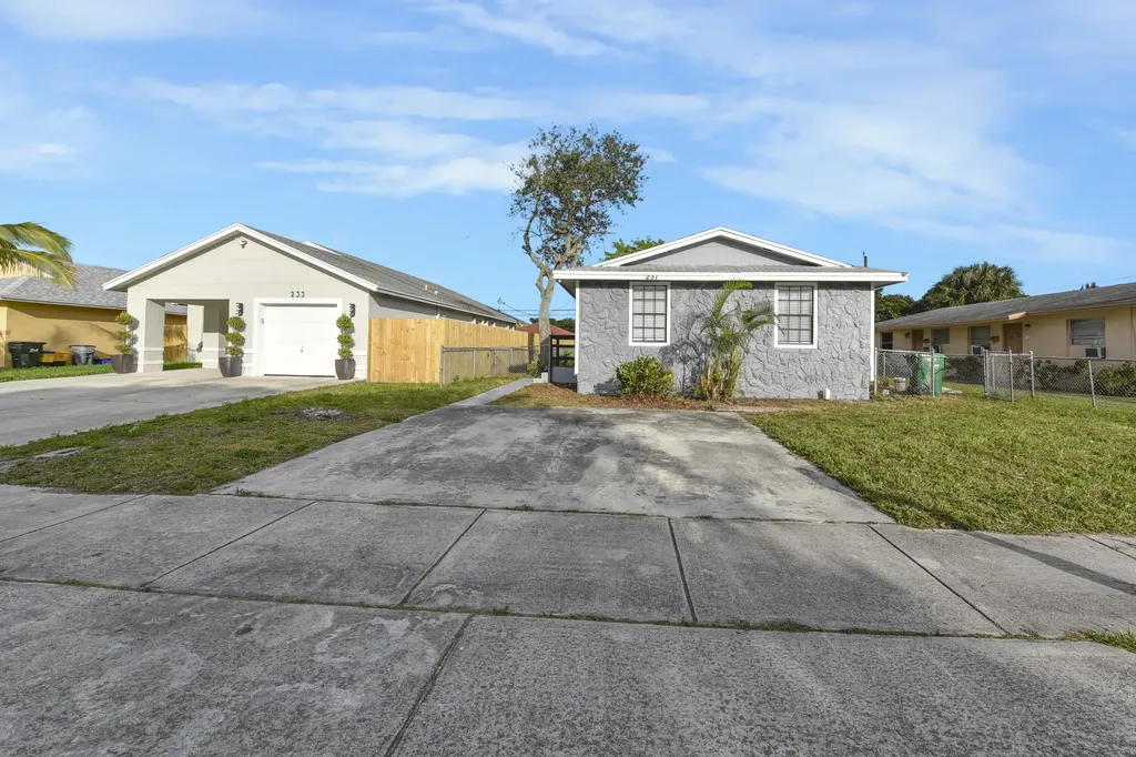 237 SW 11th Avenue Delray Beach FL 33444