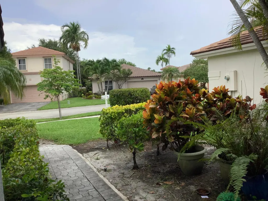 7330 NW 1st Place Plantation FL 33317